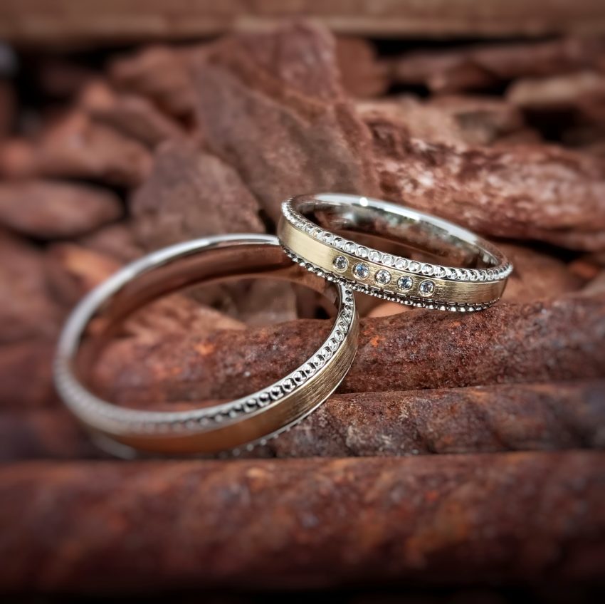 Trauringe in Weiss- und Gelbgold, Damenring mit 5 Brillanten